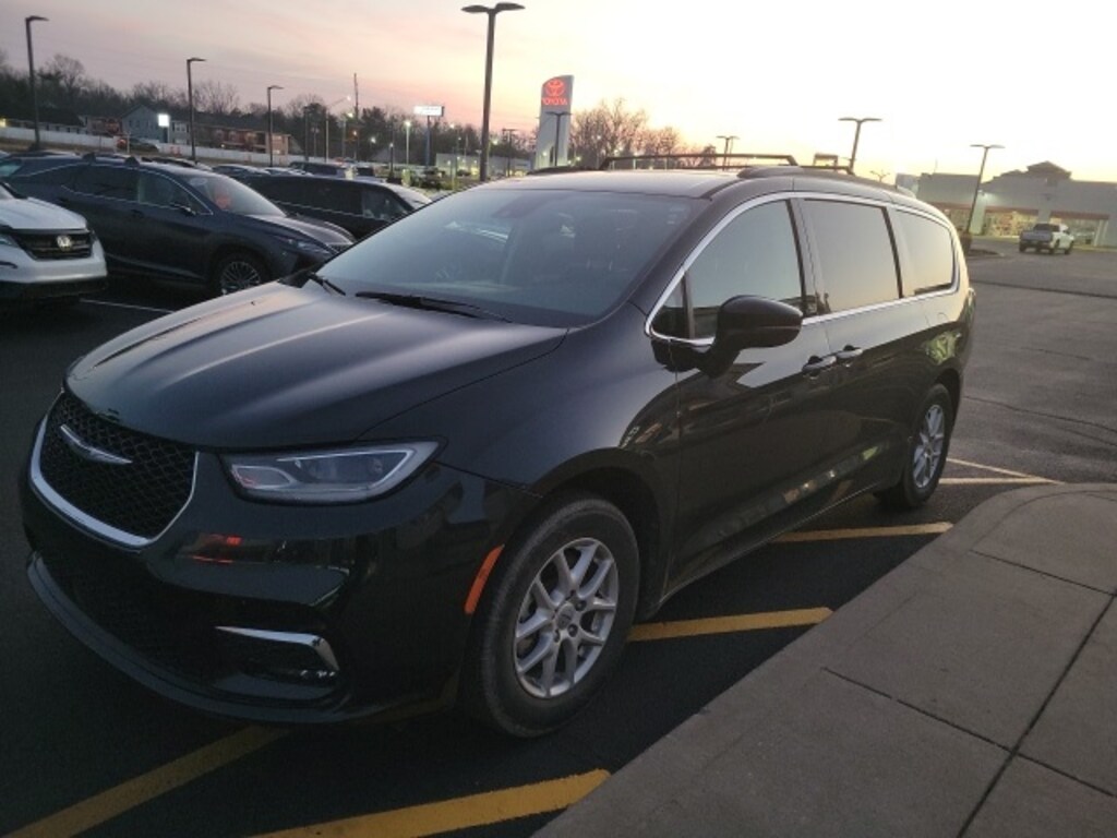 Used 2022 Chrysler Pacifica Touring L Van Passenger Van