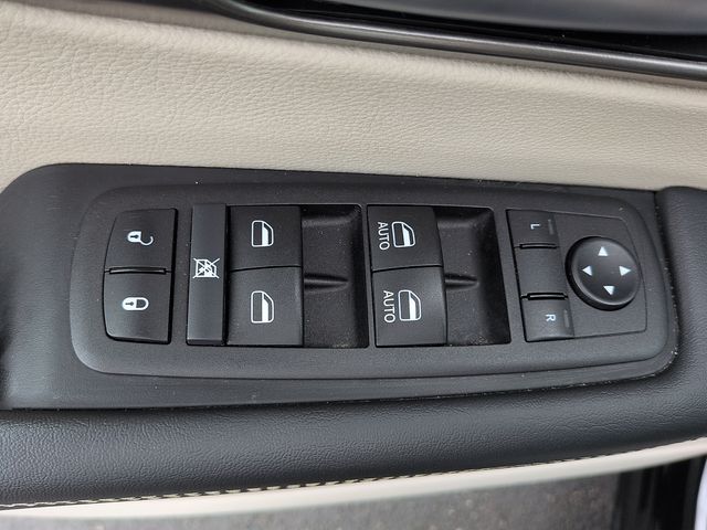 2024 Chrysler Pacifica Touring L - Photo 16