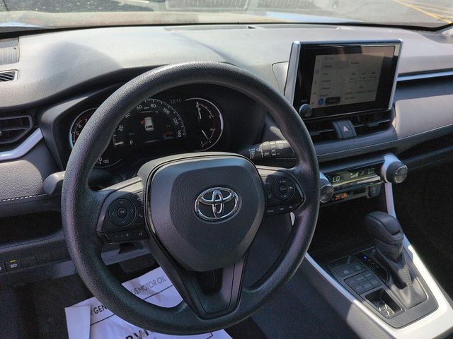 2025 Toyota RAV4 XLE - Photo 13