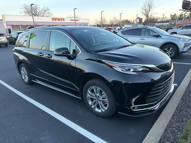 2023 Toyota Sienna Platinum's photo