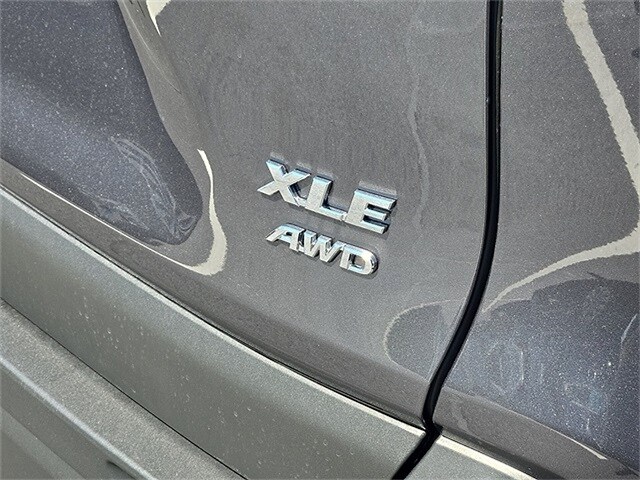 2025 Toyota RAV4 XLE photo 4