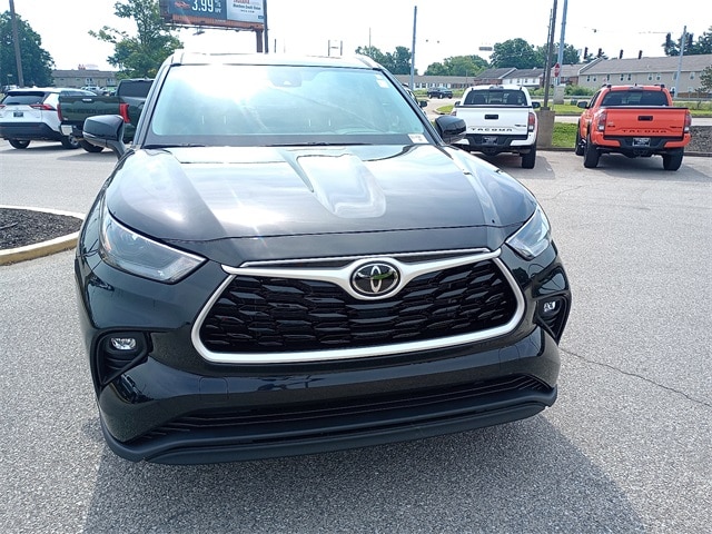 Certified 2022 Toyota Highlander XLE with VIN 5TDHZRBH3NS575388 for sale in Evansville, IN
