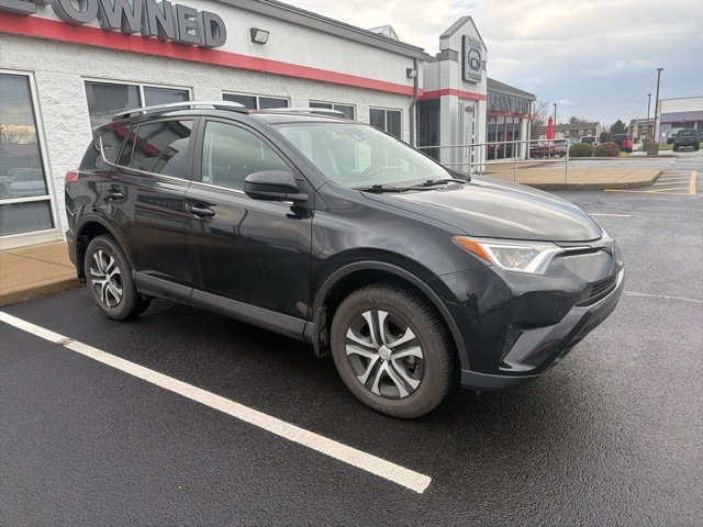2018 Toyota RAV4 LE's photo