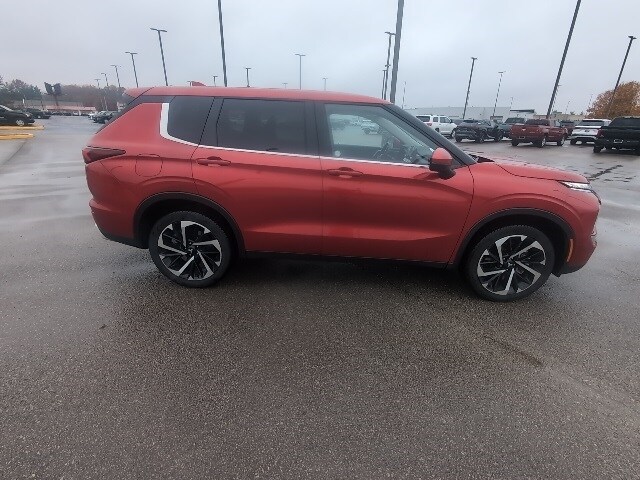 2024 Mitsubishi Outlander SE photo 2