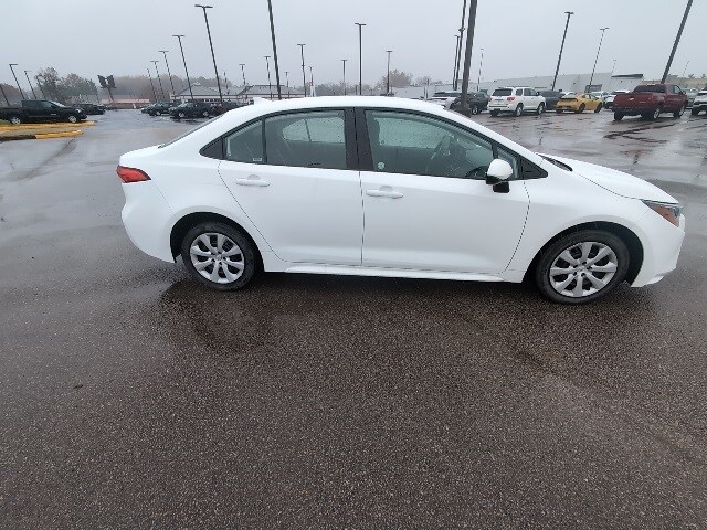 2025 Toyota Corolla LE photo 2