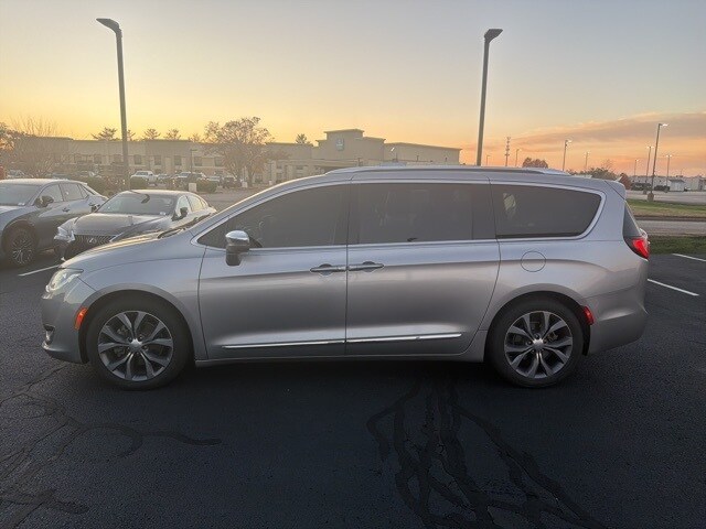 2018 Chrysler Pacifica Limited photo 3