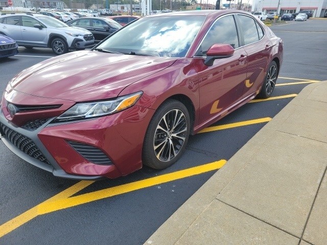 2018 Toyota Camry SE photo 3