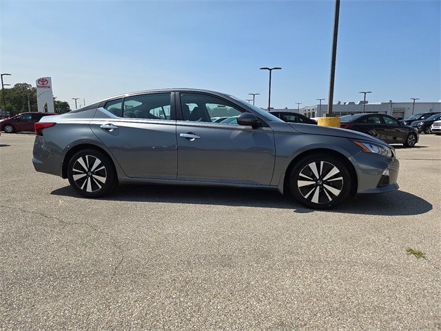 Used 2022 Nissan Altima SV with VIN 1N4BL4DV7NN360556 for sale in Evansville, IN