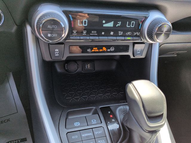 2025 Toyota RAV4 XLE - Photo 25