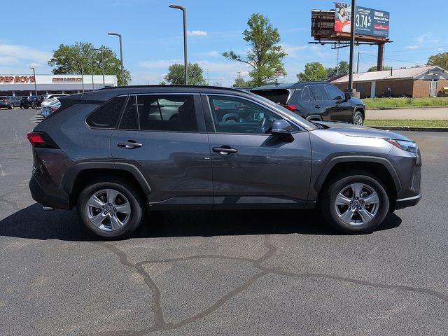 2025 Toyota RAV4 XLE - Photo 8
