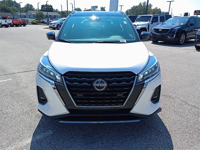 2024 Nissan Kicks SR photo 2