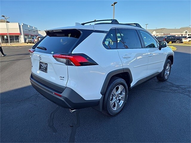 2025 Toyota RAV4 XLE photo 3