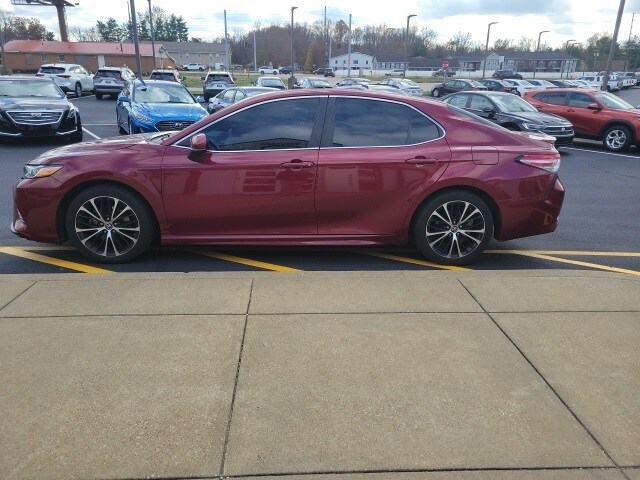 2018 Toyota Camry SE photo 4