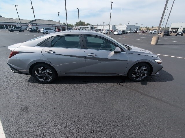 2024 Hyundai Elantra SEL Convenience photo 2