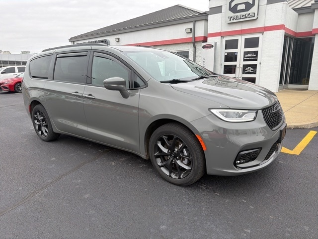2021 Chrysler Pacifica Touring's photo