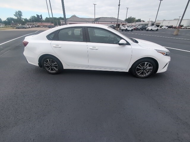 2023 Kia Forte LXS photo 2