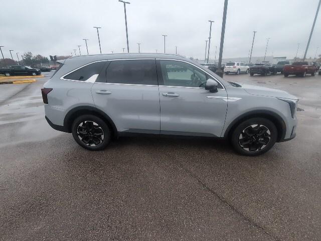 2025 Kia Sorento S photo 2