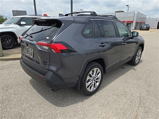 2025 Toyota RAV4 XLE photo 3
