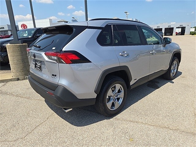 2025 Toyota RAV4 Hybrid XLE photo 3