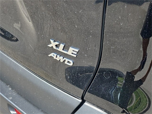 2025 Toyota RAV4 XLE photo 4