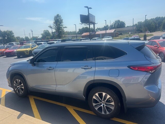 2022 Toyota Highlander XLE photo 2