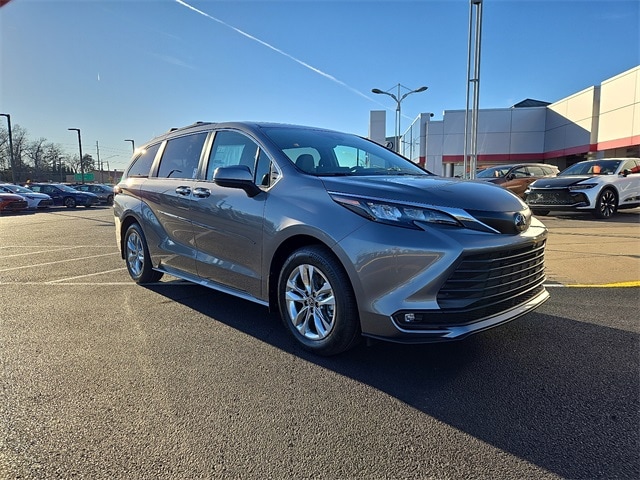 2026 Toyota Sienna XLE's photo