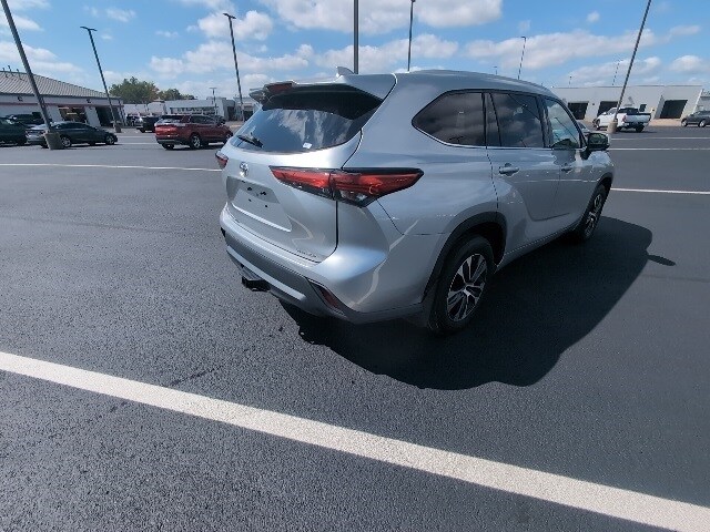 2022 Toyota Highlander XLE photo 2