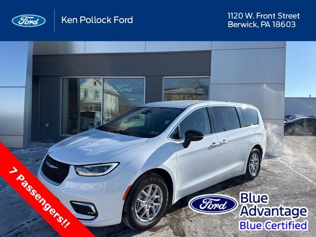 2024 Chrysler Pacifica Touring L's photo