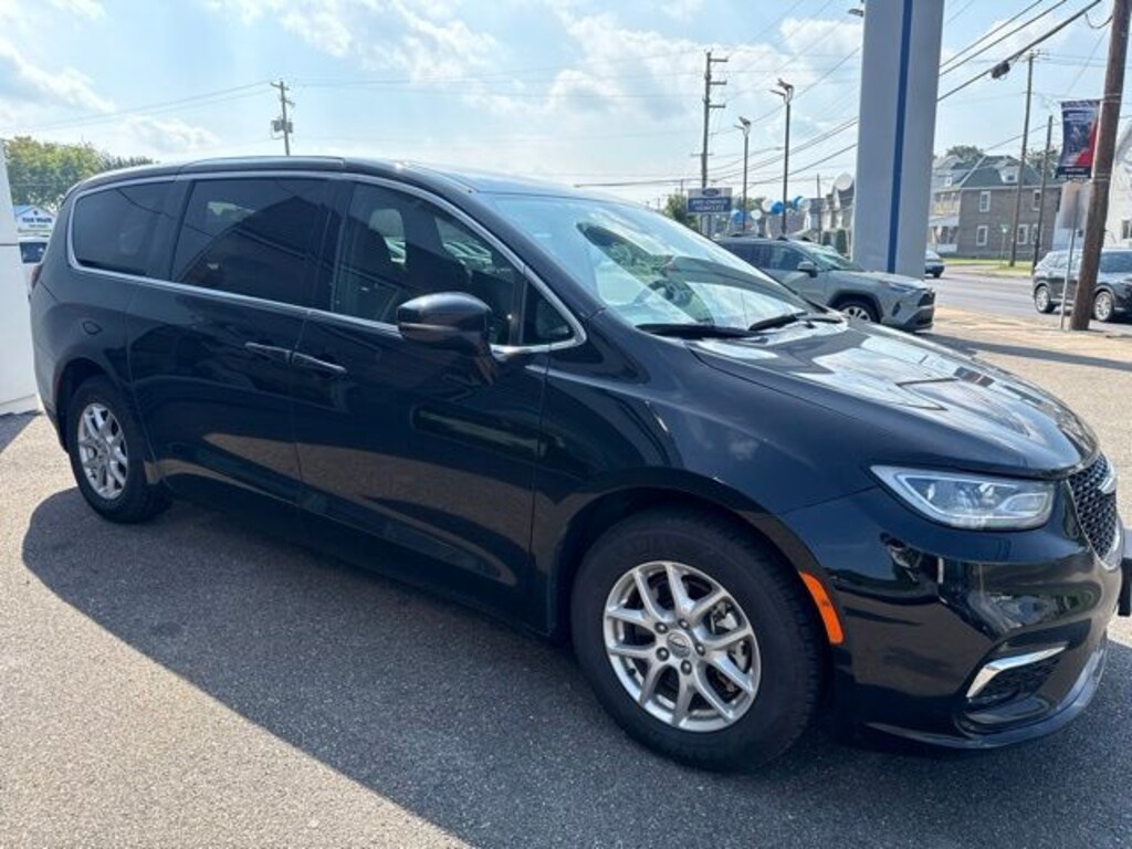 Used 2025 Chrysler Pacifica Select Minivan/Van