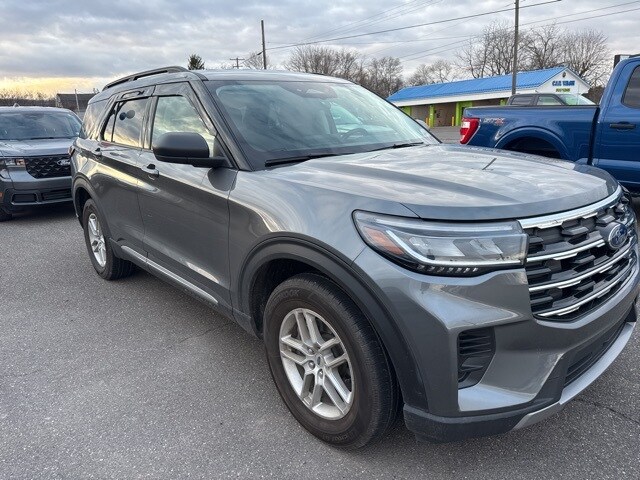 2025 Ford Explorer photo 2