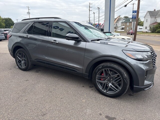 2025 Ford Explorer ST photo 2