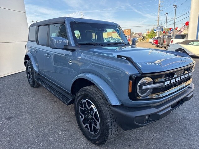 2025 Ford Bronco Outer Banks photo 2