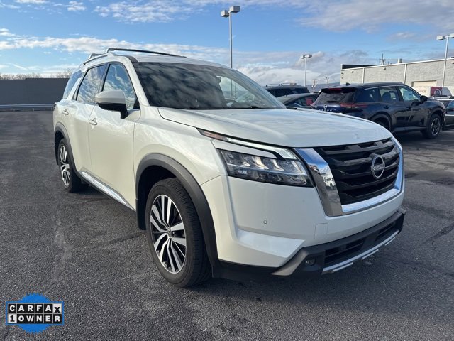 2023 Nissan Pathfinder Platinum photo 2