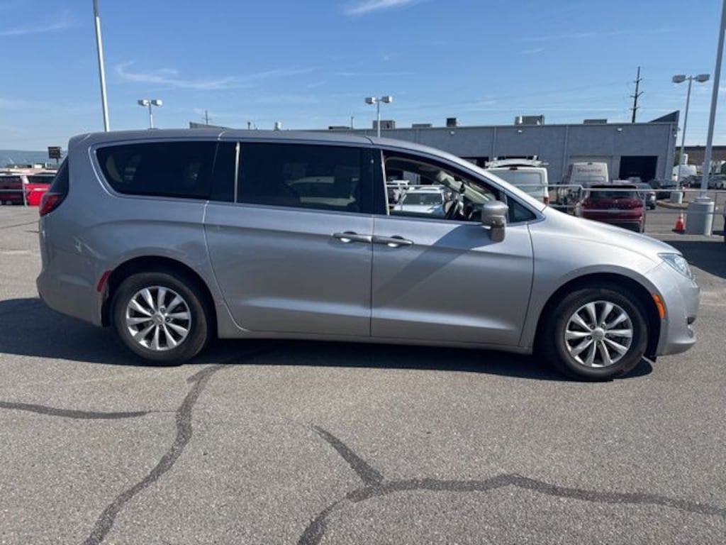 Used 2019 Chrysler Pacifica Touring Plus Minivan/Van