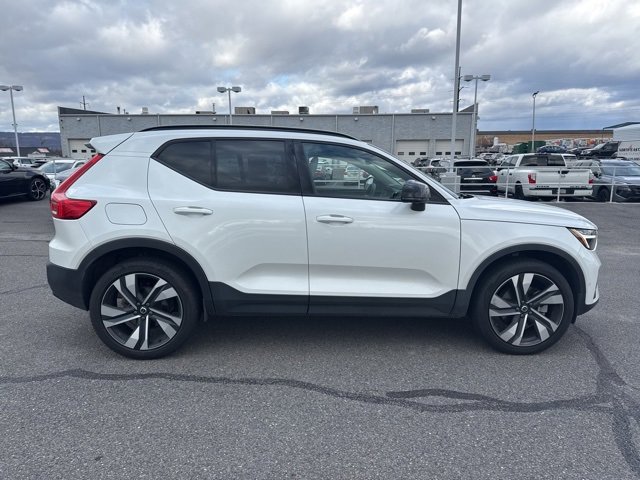 2024 Volvo XC40 Plus photo 4