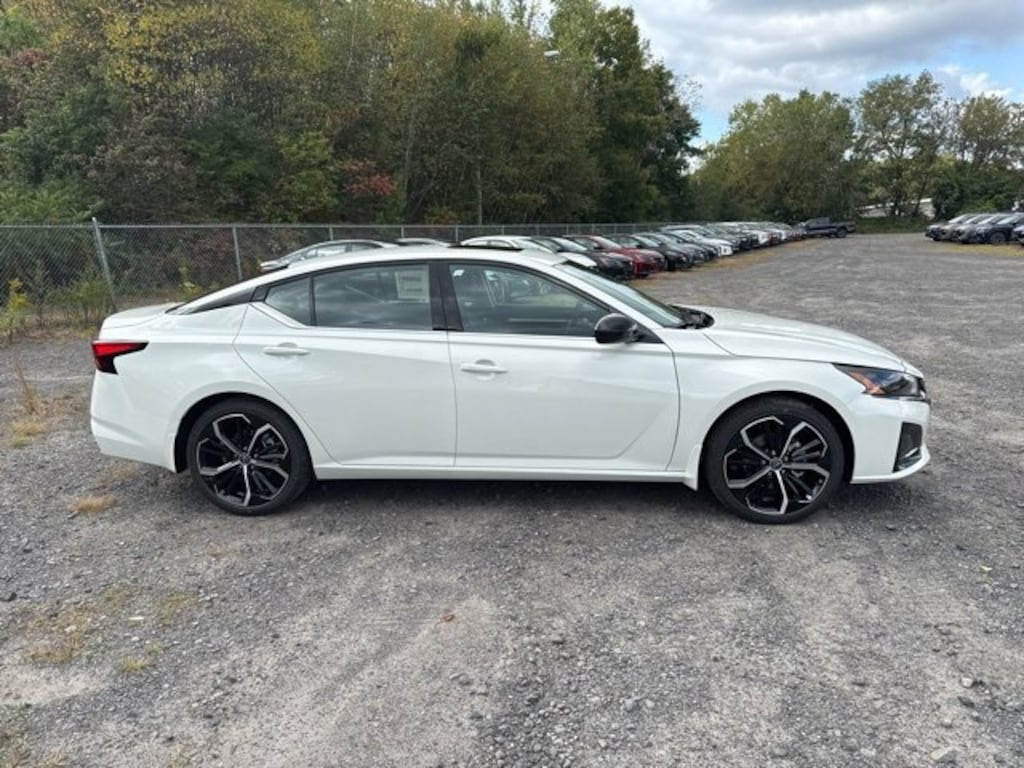 New 2025 Nissan Altima SR SR FWD