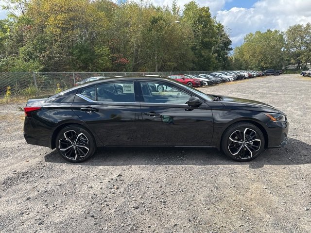 2025 Nissan Altima SR photo 4