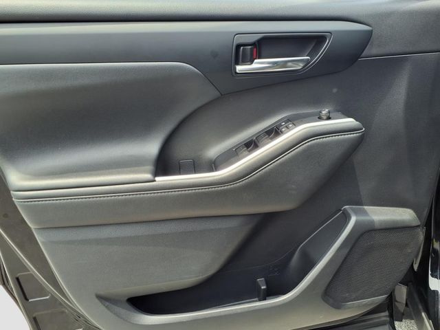 2021 Toyota Highlander XLE - Photo 16