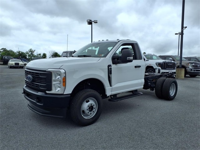 2023 Ford F-350 Super Duty Chassis Cab XL's photo