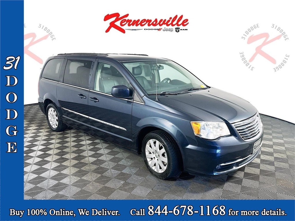 2014 Chrysler Town & Country Touring's photo