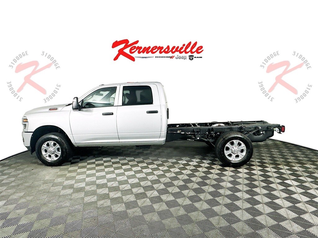 New 2025 Ram 3500 Chassis Cab 3500 TRADESMAN CREW CAB CHASSIS 4X4 60' CA Pickup