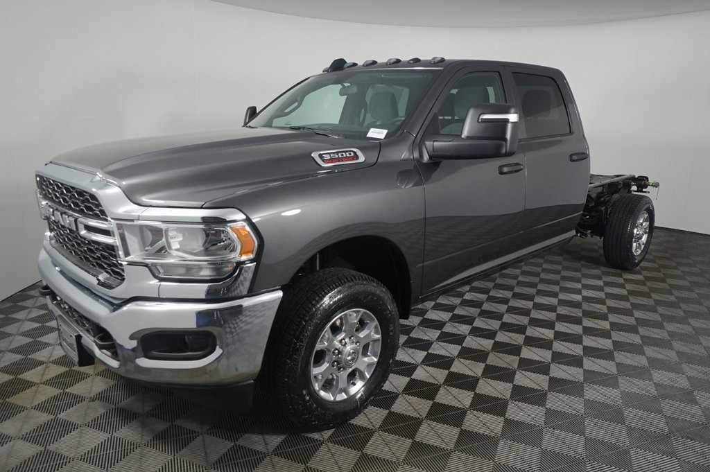 New 2024 Ram 3500 Chassis Cab 3500 TRADESMAN CREW CAB CHASSIS 4X4 60' CA Pickup