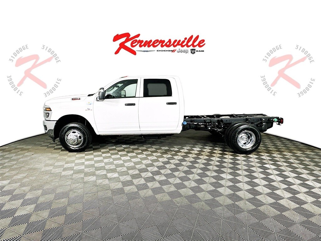 New 2026 Ram 3500 Chassis Cab TRADESMAN CREW 4X4 60' CA Pickup