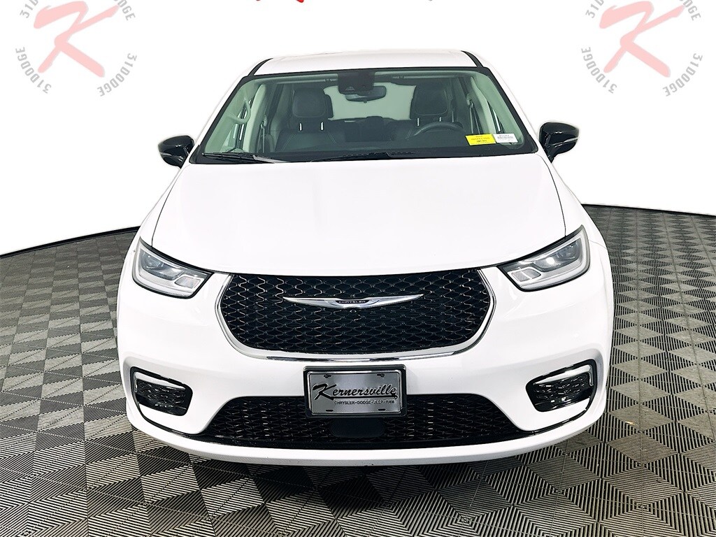Used 2024 Chrysler Pacifica Touring L Passenger Van