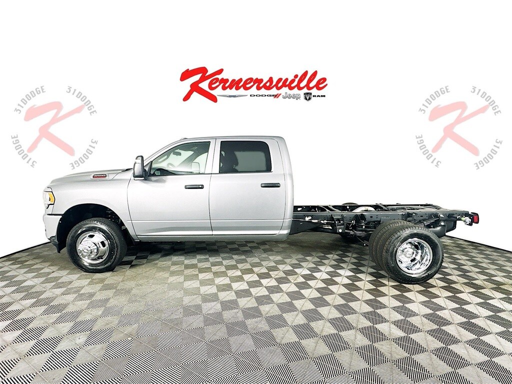 New 2024 Ram 3500 Chassis Cab 3500 TRADESMAN CREW CAB CHASSIS 4X2 60' CA Pickup