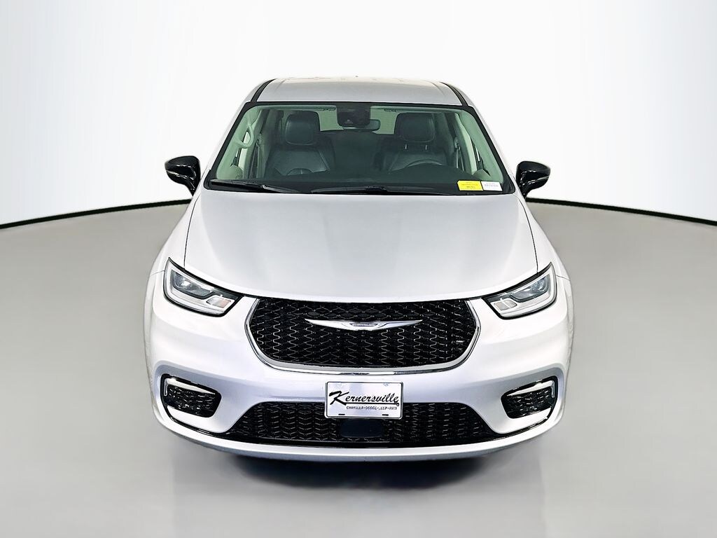 Used 2024 Chrysler Pacifica Touring L Passenger Van