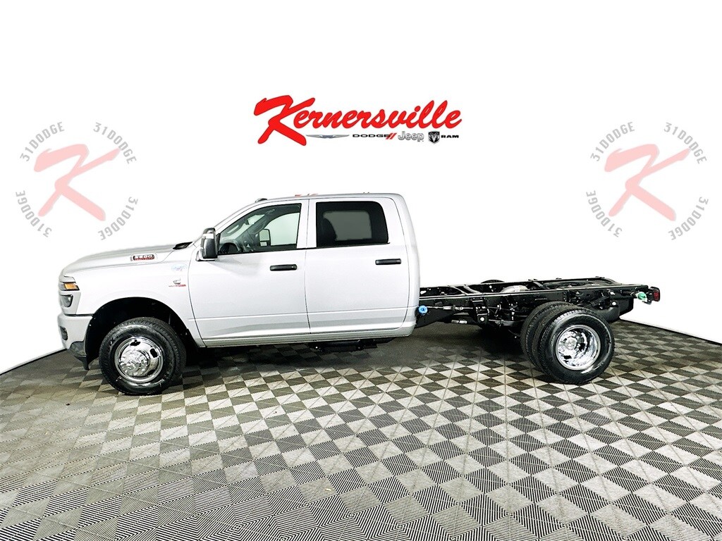 New 2026 Ram 3500 Chassis Cab TRADESMAN CREW 4X4 60' CA Pickup
