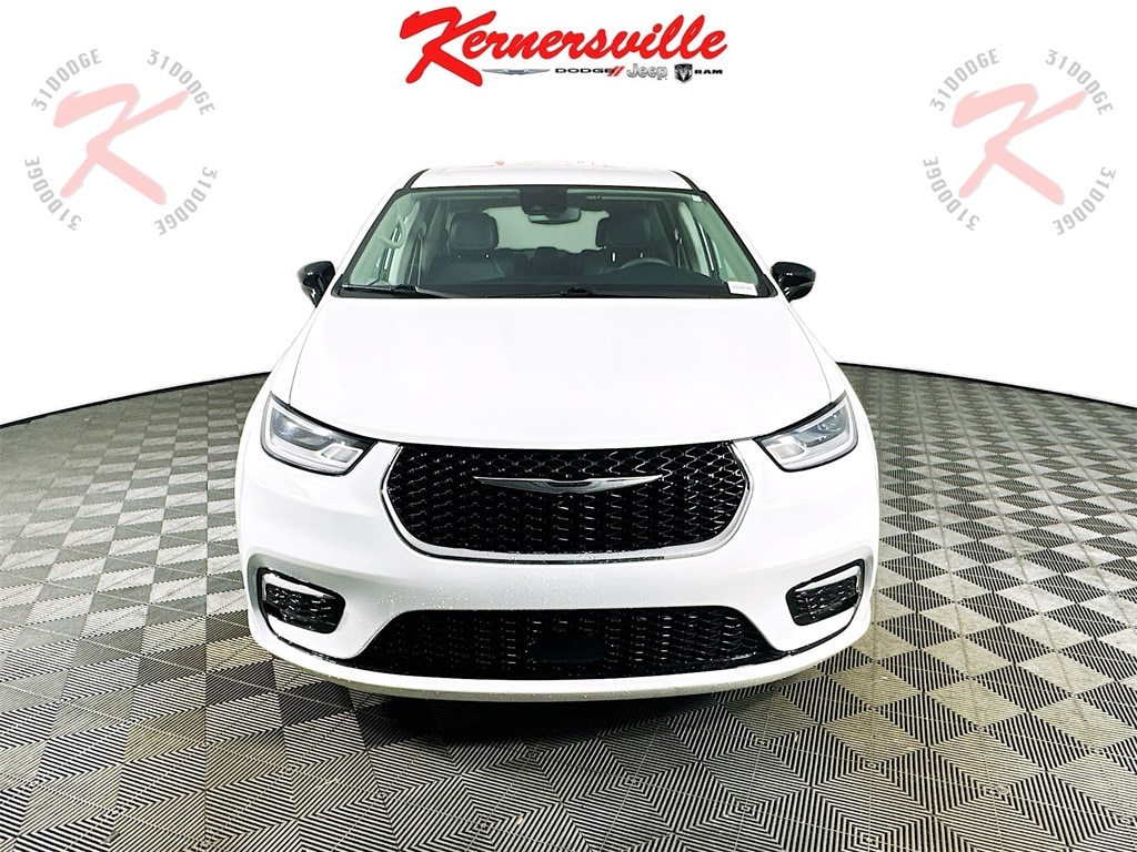 Used 2024 Chrysler Pacifica Touring L Passenger Van