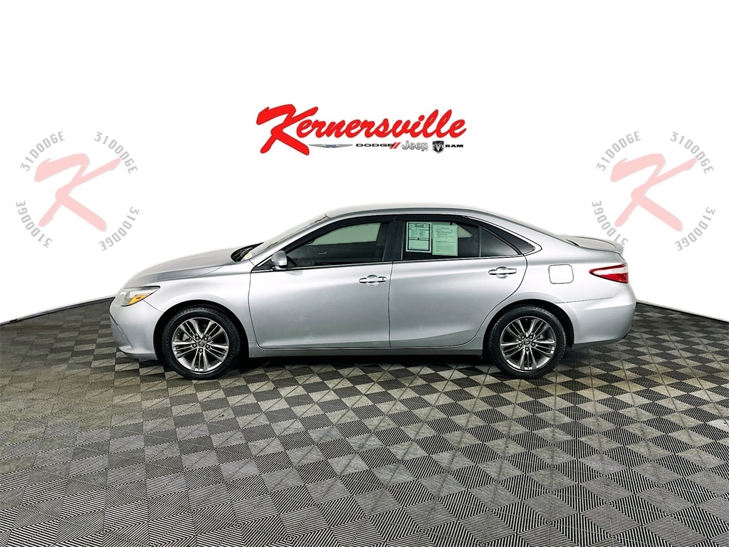 Used 2016 Toyota Camry SE Sedan