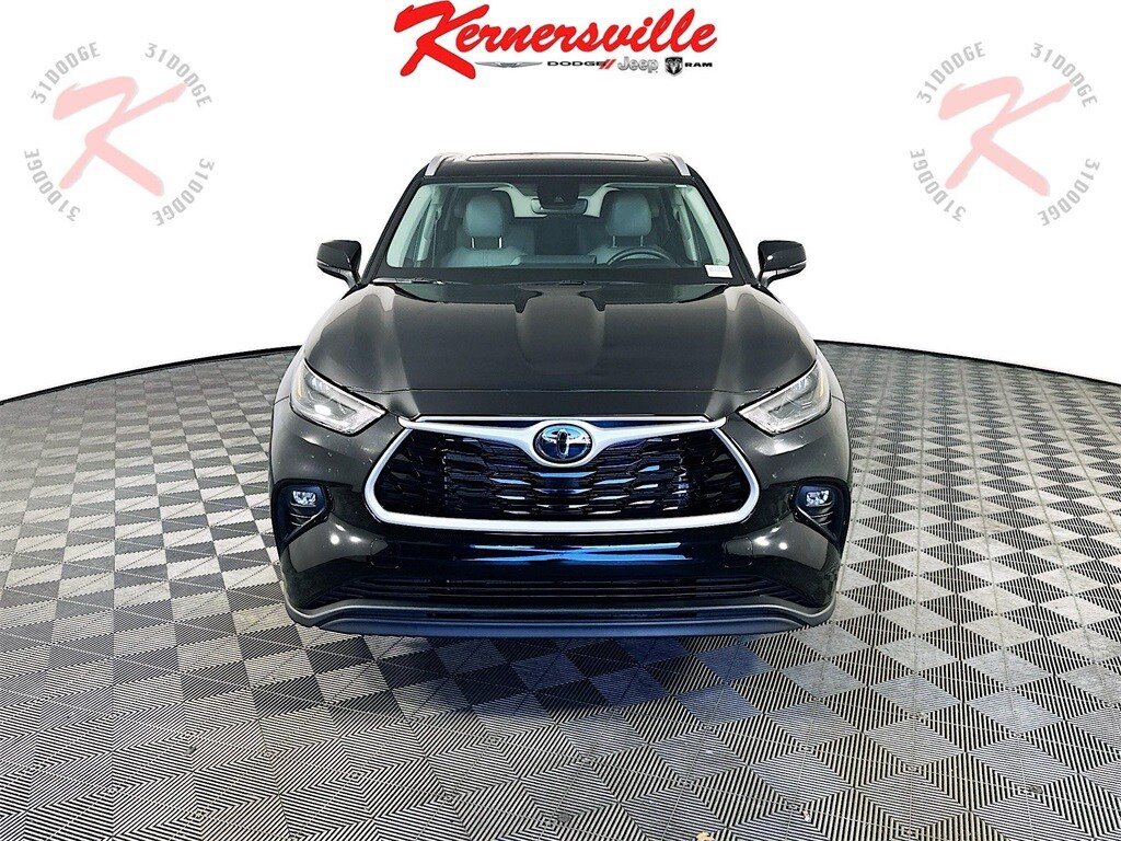 2025 Toyota Highlander XLE photo 2